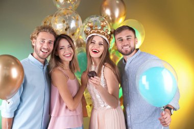 Hava balonları ve muffin renk arka plan üzerinde arkadaş. Doğum günü kutlaması