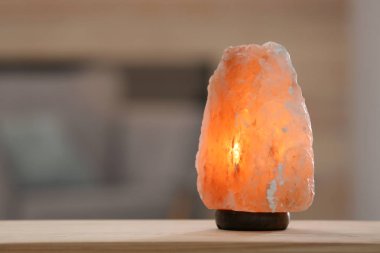 Himalaya tuz lambası arka plan bulanık karşı masada