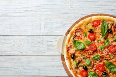 Lezzetli ev yapımı pizza ve ahşap masa, üstten görünüm üzerinde metin için yer