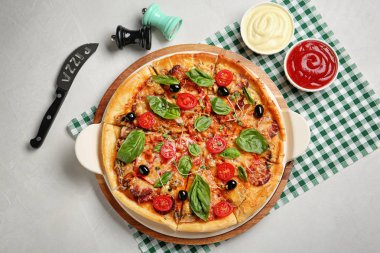 Masada lezzetli ev yapımı pizza ile düz yatıyordu kompozisyon