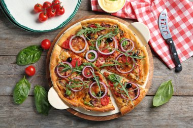 Masada lezzetli ev yapımı pizza ile düz yatıyordu kompozisyon