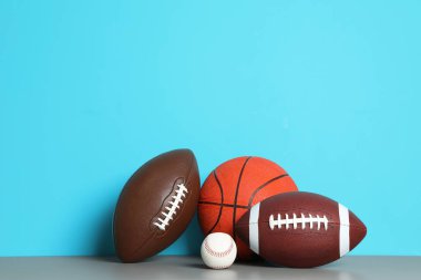 Tablo renkli arka plan üzerinde farklı spor topları. Metin için yer