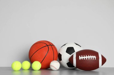 Tablo renkli arka plan üzerinde farklı spor topları. Metin için yer