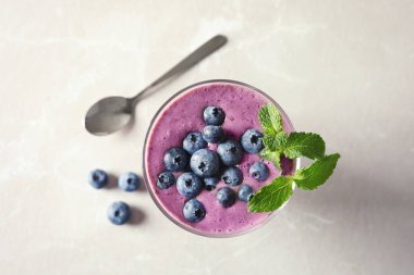 Açık renkli, üstten görünüm üzerinde blueberry smoothie ile cam