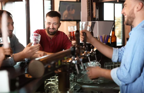 Amigos Bebendo Cerveja Balcão Bar — Fotografia de Stock