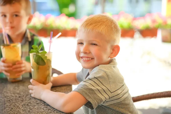Netter Junge Mit Einem Glas Natürlicher Limonade Tisch Café — Stockfoto