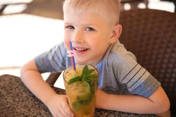Netter Junge Mit Einem Glas Natürlicher Limonade Tisch Café — Stockfoto