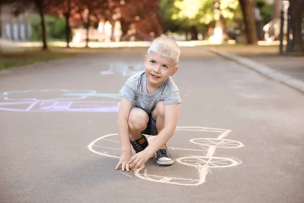 Kleines Kind Zeichnet Auto Mit Kreide Auf Asphalt — Stockfoto