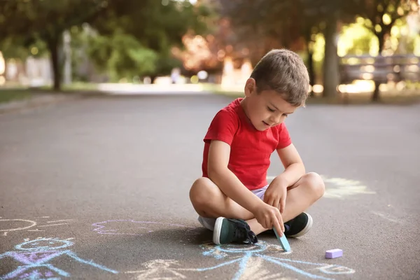 Kleines Kind Zeichnet Familie Mit Kreide Auf Asphalt — Stockfoto