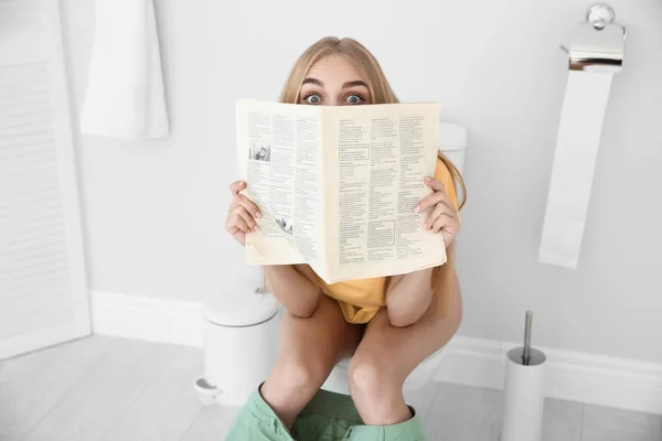 Jeune Femme Lisant Journal Assis Sur Bol Toilette Maison — Photo