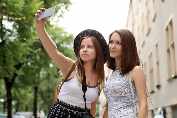 Mujeres Jóvenes Tomando Selfie Calle Ciudad — Foto de Stock