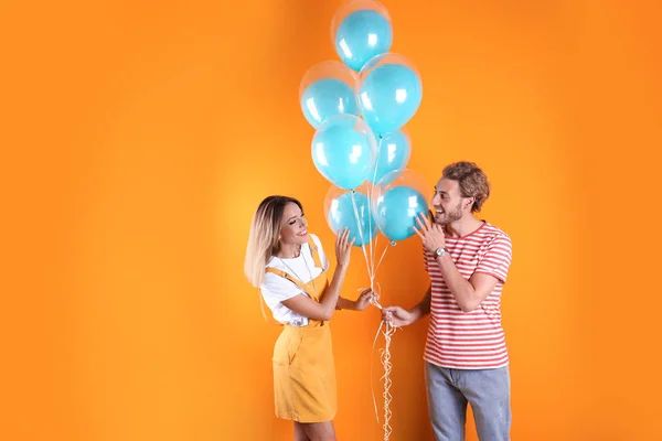 Pareja Joven Con Globos Aerostáticos Espacio Para Texto Sobre Fondo — Foto de Stock