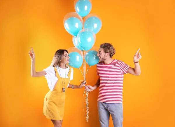 Pareja Joven Con Globos Aerostáticos Espacio Para Texto Sobre Fondo — Foto de Stock