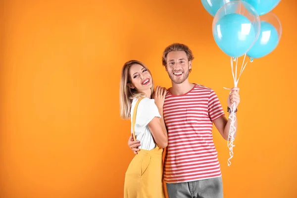 Jeune Couple Avec Des Ballons Air Espace Pour Texte Sur — Photo