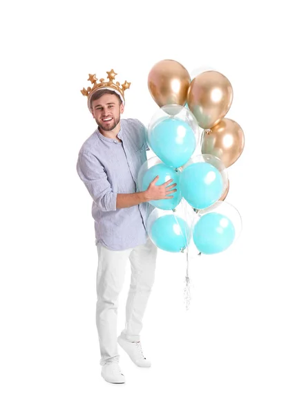 Jonge Man Met Kroon Lucht Ballonnen Witte Achtergrond — Stockfoto