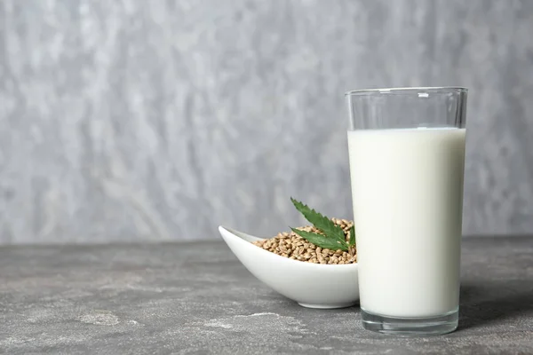 Vaso Leche Cáñamo Tazón Con Semillas Espacio Para Texto Sobre —  Fotos de Stock