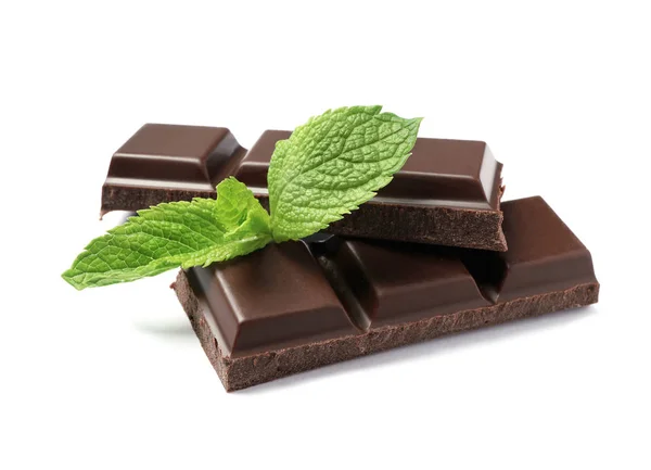 Pedazos Chocolate Negro Con Menta Sobre Fondo Blanco — Foto de Stock