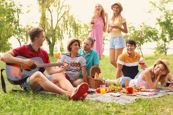 Gelukkige Vrienden Picknicken Het Park Zonnige Dag — Stockfoto