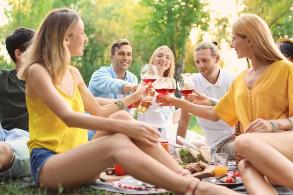 Gelukkige Vrienden Picknicken Het Park Zonnige Dag — Stockfoto