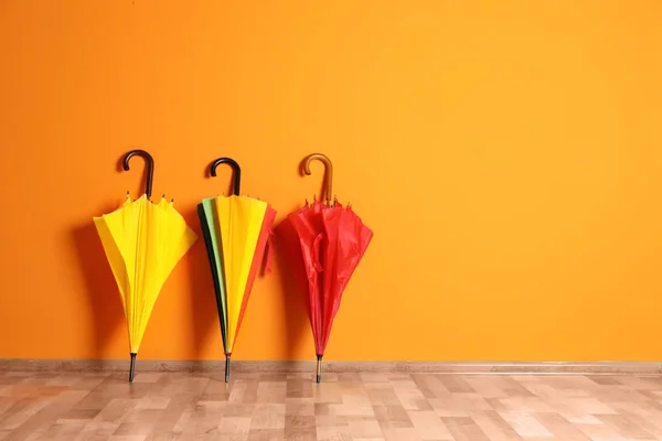 Beaux Parasols Sur Sol Près Mur Couleur Avec Espace Pour — Photo