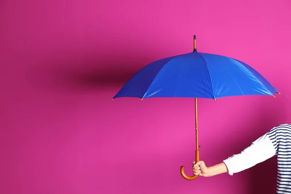 Mujer Sosteniendo Hermoso Paraguas Fondo Color Con Espacio Para Diseño — Foto de Stock