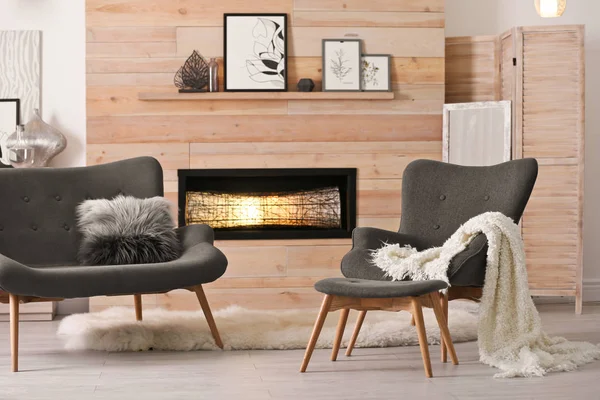 快適な家具と装飾的な暖炉のある居心地の良いリビング ルームのインテリア — ストック写真