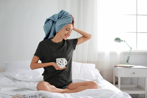 Gelukkig Jongedame Met Aromatische Koffie Bed Thuis Luie Ochtend — Stockfoto