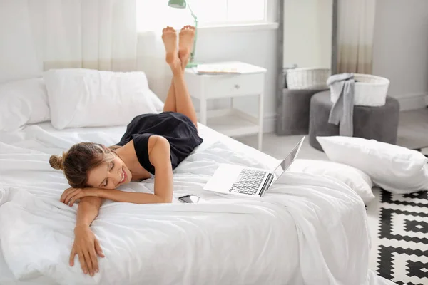 Νεαρή Γυναίκα Ευτυχισμένη Ξαπλωμένος Στο Κρεβάτι Στο Σπίτι Τεμπέλης Πρωί — Φωτογραφία Αρχείου