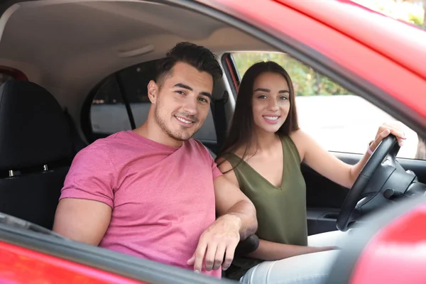 Felice Giovane Coppia Auto Viaggio — Foto Stock