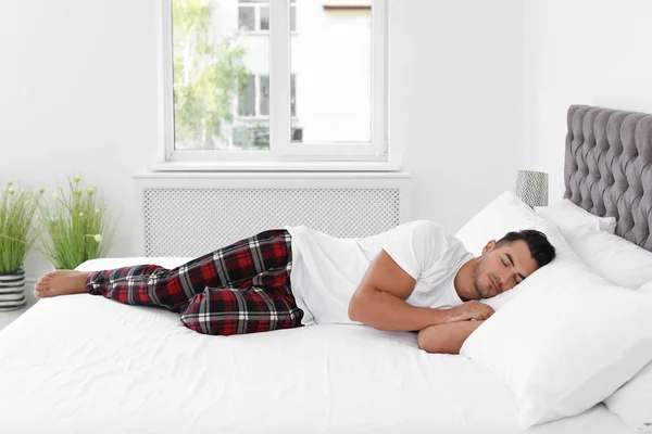 Молодой Человек Спит Кровати Мягкими Подушками Дома — стоковое фото