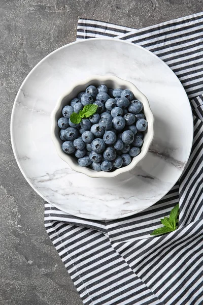 Vaisselle Avec Des Bleuets Juteux Sur Table Couleur Vue Dessus — Photo