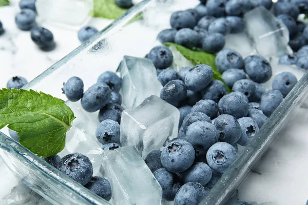 Bleuets Juteux Avec Des Feuilles Vertes Glace Sur Table Gros — Photo