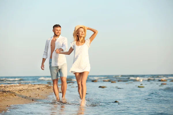 Jong Koppel Met Glazen Wijn Strand — Stockfoto