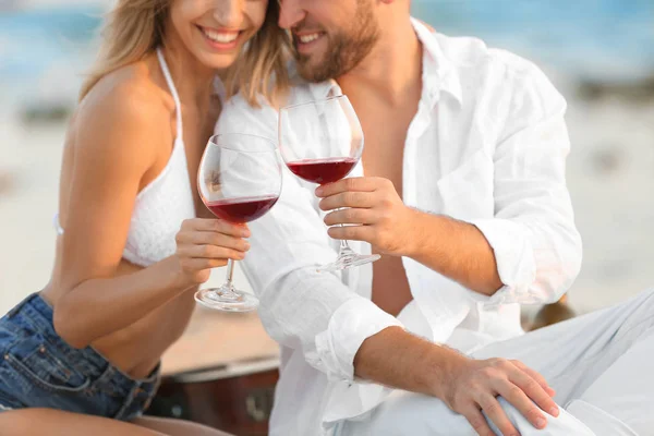 Pareja Joven Con Copas Vino Playa — Foto de Stock