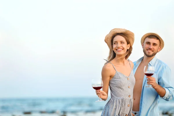 Junges Paar Mit Weingläsern Strand — Stockfoto