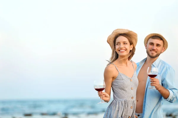 Jovem Casal Com Copos Vinho Praia — Fotografia de Stock