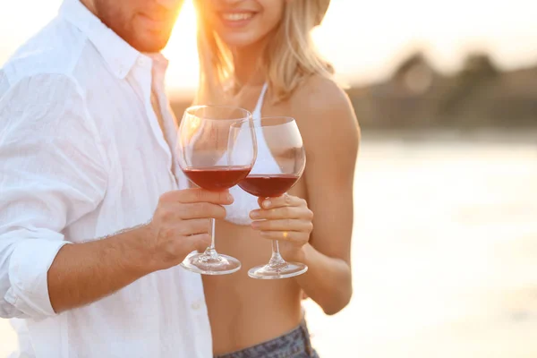 Jovem Casal Com Copos Vinho Praia — Fotografia de Stock