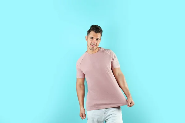 Giovane Uomo Shirt Sfondo Colori Mockup Design — Foto Stock