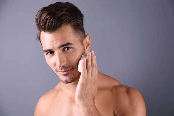 Bello Giovane Uomo Che Applica Schiuma Barba Sfondo Colore — Foto Stock