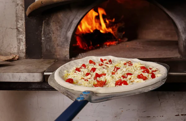 Att Sätta Välsmakande Pizza Ugnen Restaurangkök — Stockfoto