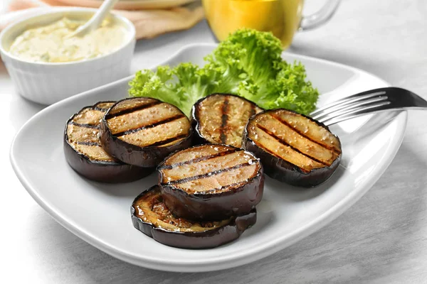 Piatto Con Fette Melanzana Fritte Sul Tavolo — Foto Stock