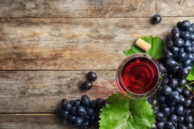 Taze olgun sulu üzüm ve ahşap arka plan üzerinde metin için yer düz yatıyordu kompozisyonu