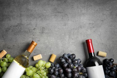 Taze olgun sulu üzüm ve tablo metin için yer düz yatıyordu kompozisyonu