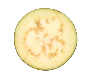 Beyaz arka plan üzerinde olgun patlıcan dilim