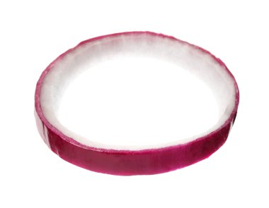 Beyaz arka plan üzerinde taze lezzetli soğan halkası