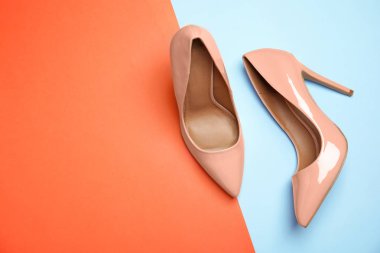 Bir çift güzel ayakkabılar ve renk arka plan, üstten görünüm üzerinde metin için yer