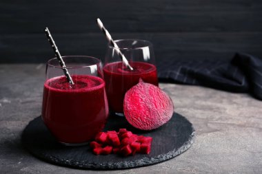 Kadeh tabloda pancar smoothies ile kayrak plaka