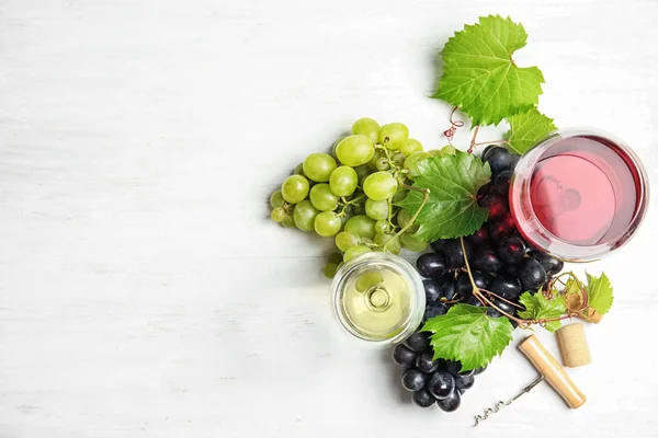 Composição Plana Com Uvas Frescas Maduras Suculentas Espaço Para Texto — Fotografia de Stock