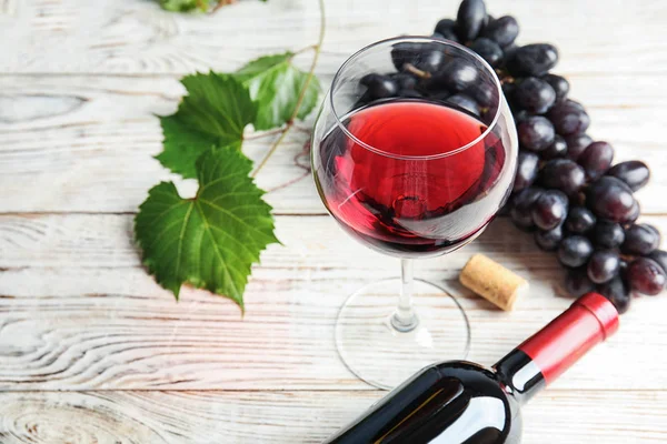 Copo Garrafa Vinho Tinto Com Uvas Frescas Maduras Suculentas Mesa — Fotografia de Stock