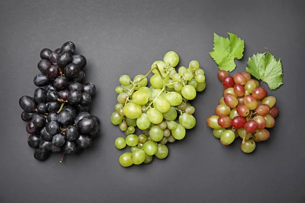 Verschillende Verse Rijpe Sappige Druiven Kleur Achtergrond Bovenaanzicht — Stockfoto